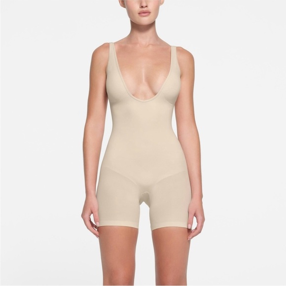 RARE SKIMS Seamless Sculpt Deep Plunge Short Bodysuit Sand Size L  NWOT halter - Picture 1 of 7
